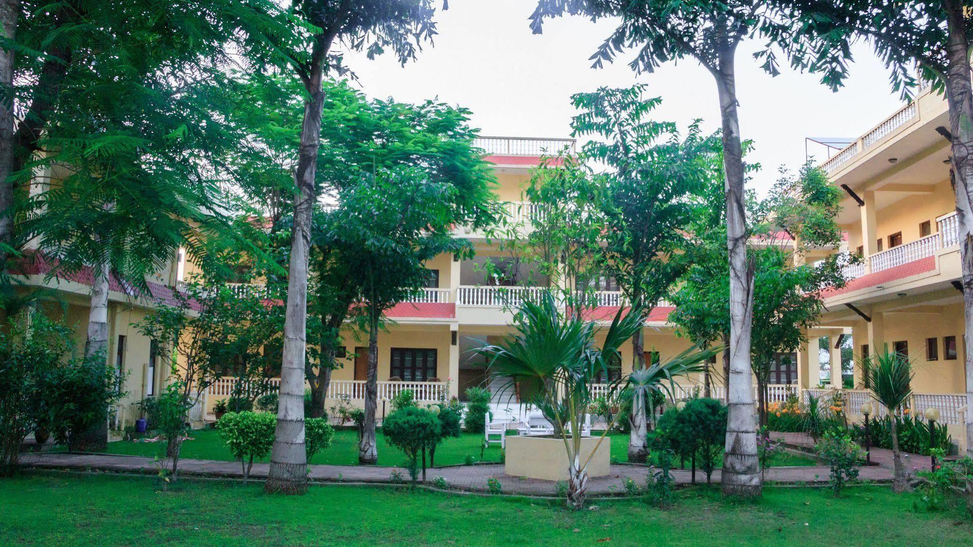 Hotel Rainforest 사우라하 외부 사진